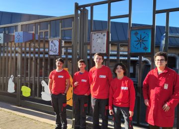 La classe de seconde MTNE MELEC installe la crèche de Noël