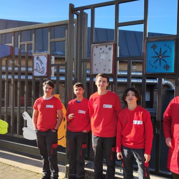 La classe de seconde MTNE MELEC installe la crèche de Noël