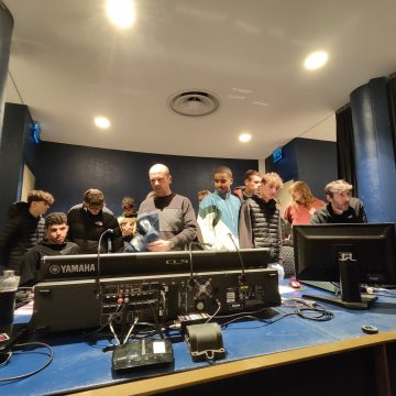 La classe de 1ère MELEC visite les coulisses, le cœur technique d’un plateau de spectacle au Théâtre Ledoux