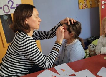 Atelier maquillage à la garderie des maternelles